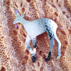 黄金の鹿◇真鍮鍛金ブローチ 4枚目の画像