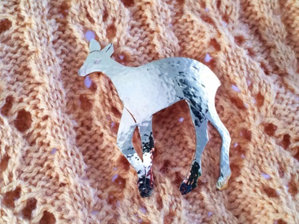 黄金の鹿◇真鍮鍛金ブローチ 4枚目の画像