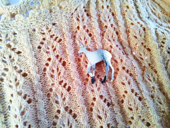 黄金の鹿◇真鍮鍛金ブローチ 5枚目の画像