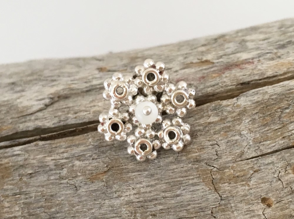 Snow Flake ◇SV＋Shell ピンブローチ/タイタック