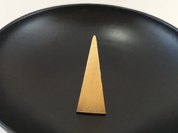 Sandy Triangle Pin Broach◇三角真鍮ピンバッジ／タイタック 1 2枚目の画像