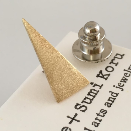 Sandy Triangle Pin Broach◇三角真鍮ピンバッジ／タイタック 2