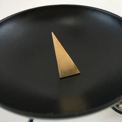 Sandy Triangle Pin Broach◇三角形黃銅別針徽章/領帶釘2 第5張的照片