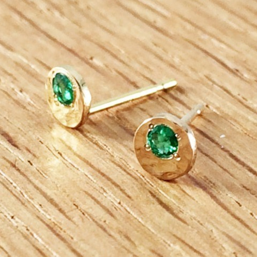 天然エメラルド K18 ピアス ピアス（スタッド・一粒） Sae+Sumi Koru  