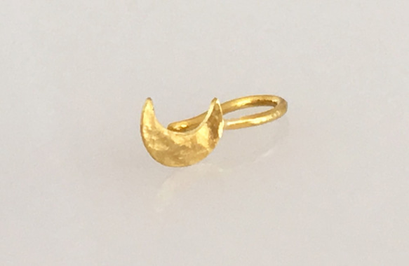 小さな三日月の純金ピアス◇K24 Pure Gold Crescent◇純金ピアス/ホック・クリップ◇片耳 4枚目の画像