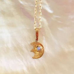 オパールの瞳◇純金の小さな三日月ペンダントトップ◇K24 Crescent+Opal Pendant Top 2枚目の画像