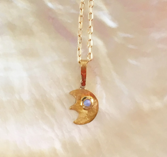 オパールの瞳◇純金の小さな三日月ペンダントトップ◇K24 Crescent+Opal Pendant Top 2枚目の画像