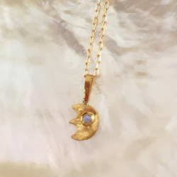 オパールの瞳◇純金の小さな三日月ペンダントトップ◇K24 Crescent+Opal Pendant Top 4枚目の画像