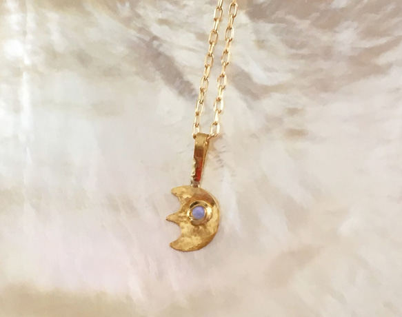 オパールの瞳◇純金の小さな三日月ペンダントトップ◇K24 Crescent+Opal Pendant Top 4枚目の画像