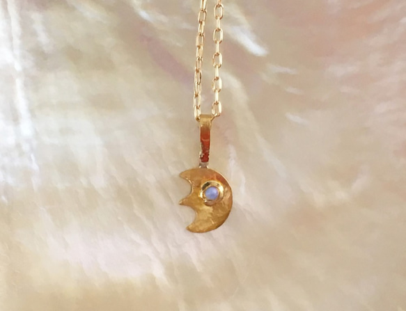 オパールの瞳◇純金の小さな三日月ペンダントトップ◇K24 Crescent+Opal Pendant Top 6枚目の画像