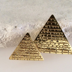 ピラミッド◆真鍮ブローチ 1枚目の画像