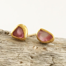 K24純金+原粉紅色尖晶石◆純金粉紅色尖晶石粗糙耳釘 第2張的照片