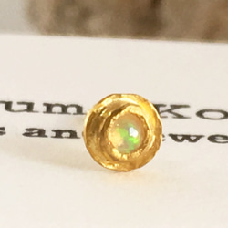 ◇ 天然蛋白石純金耳釘 ◇ K24 純金 + 蛋白石（一隻耳朵） 第2張的照片