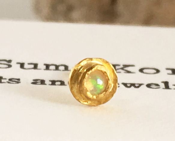 ◇ 天然蛋白石純金耳釘 ◇ K24 純金 + 蛋白石（一隻耳朵） 第2張的照片