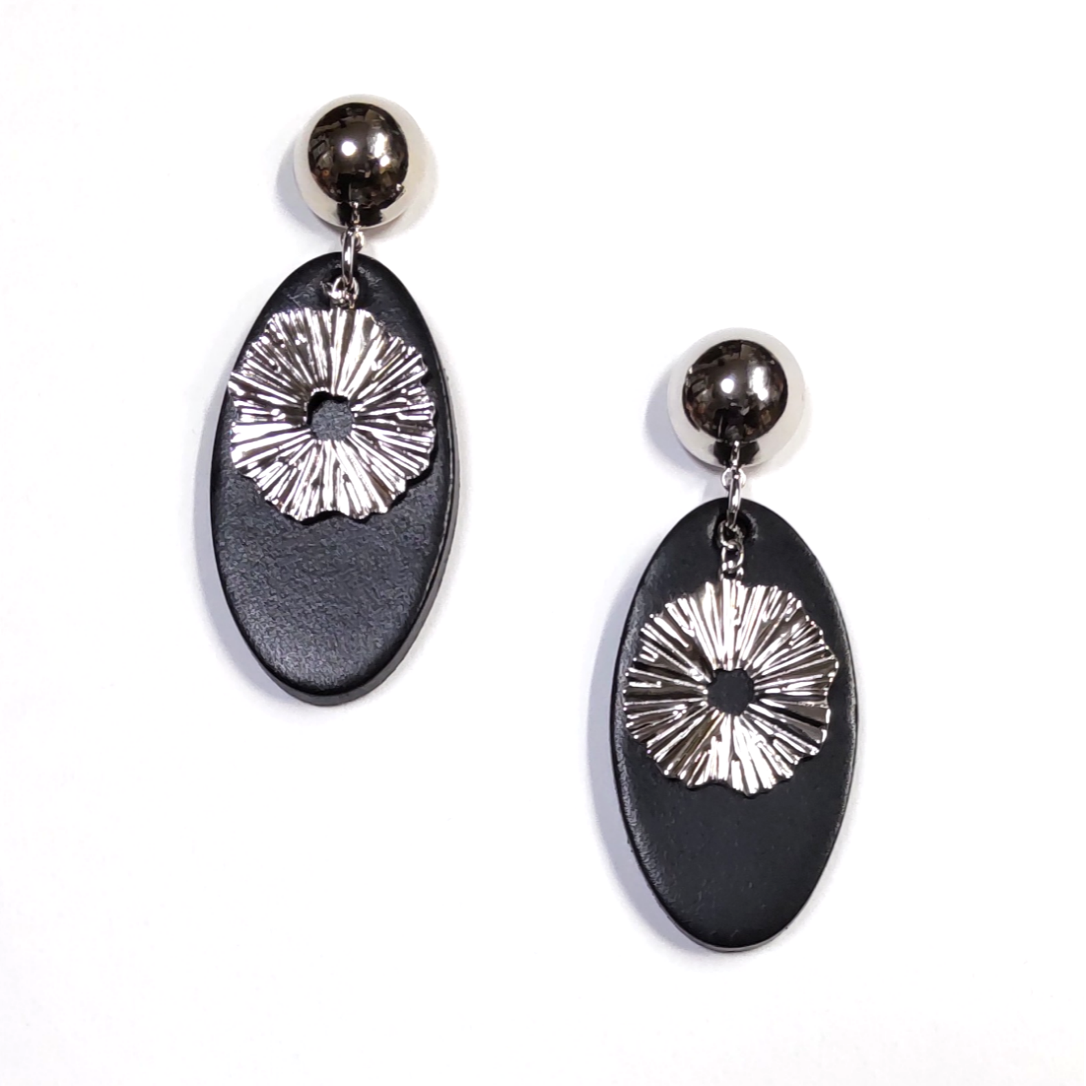 【牛革スムース/ブラック】オーバル型フラワーチャーム ピアス  シルバー(イヤリング変更可)　大ぶりピアス　イヤリング