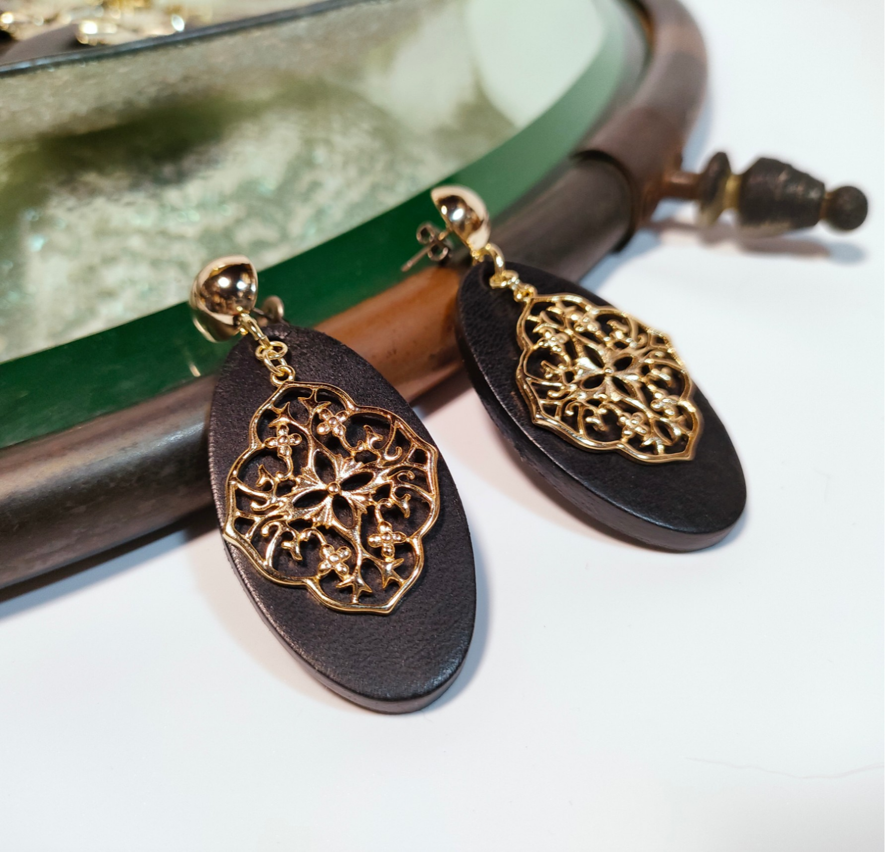 【牛革スムース/ブラック】オーバル型透かしチャーム ピアス  ゴールド(イヤリング変更可)