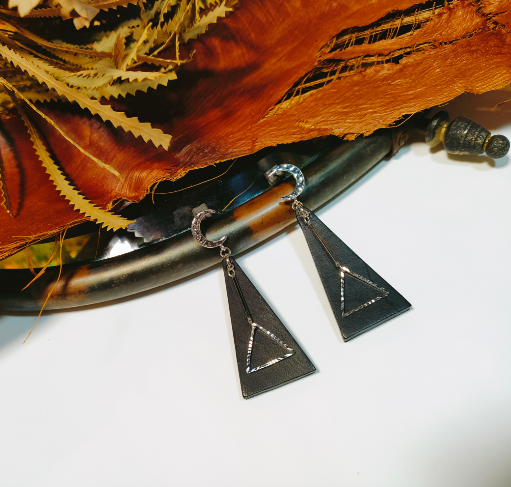 【牛革スムース/ブラック】トライアングル型トライアングルチャーム ピアス  シルバー(イヤリング変更不可)