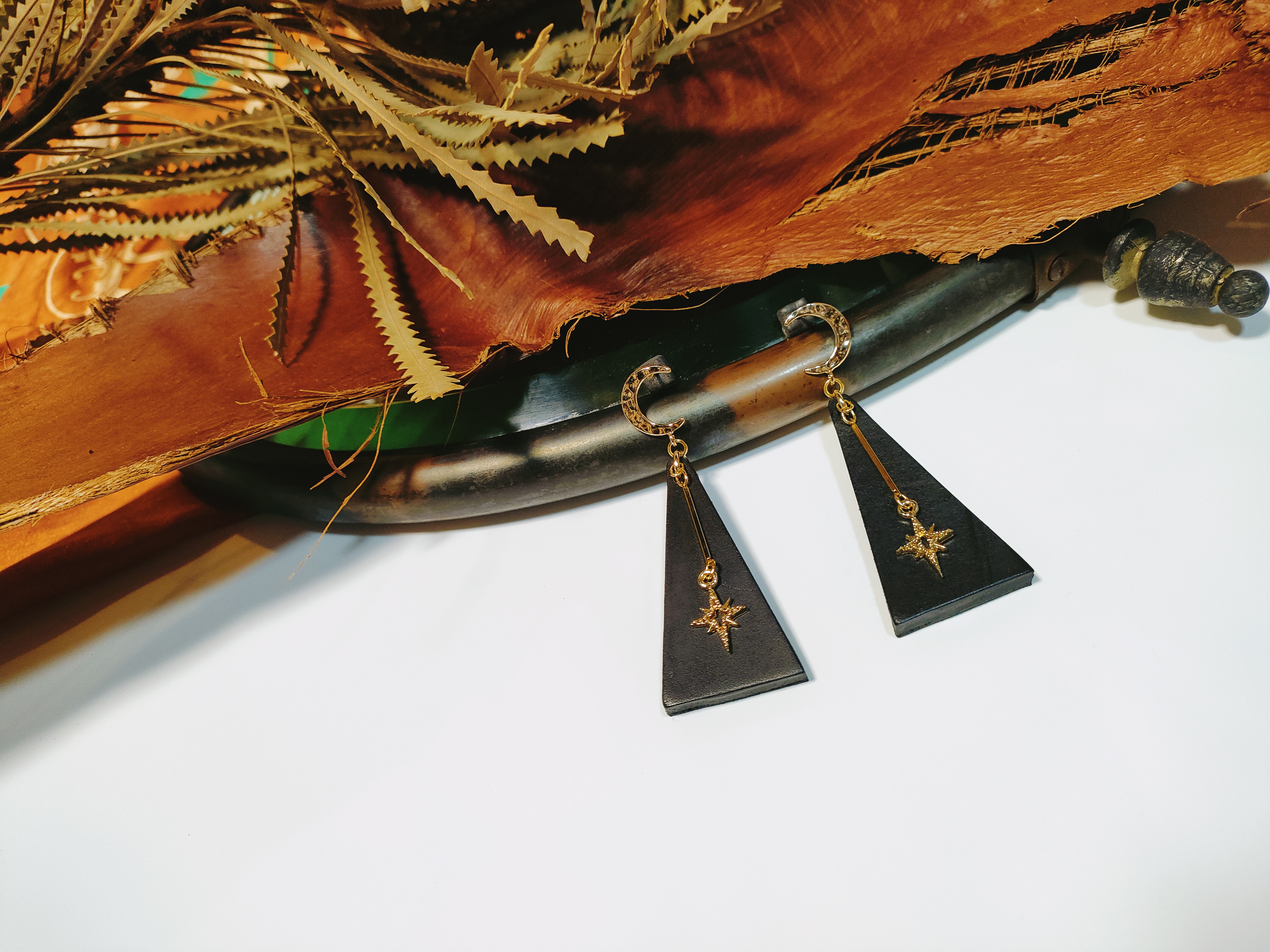 【牛革スムース/ブラック】トライアングル型キラリチャーム ピアス  ゴールド(イヤリング変更可)　大ぶりピアス