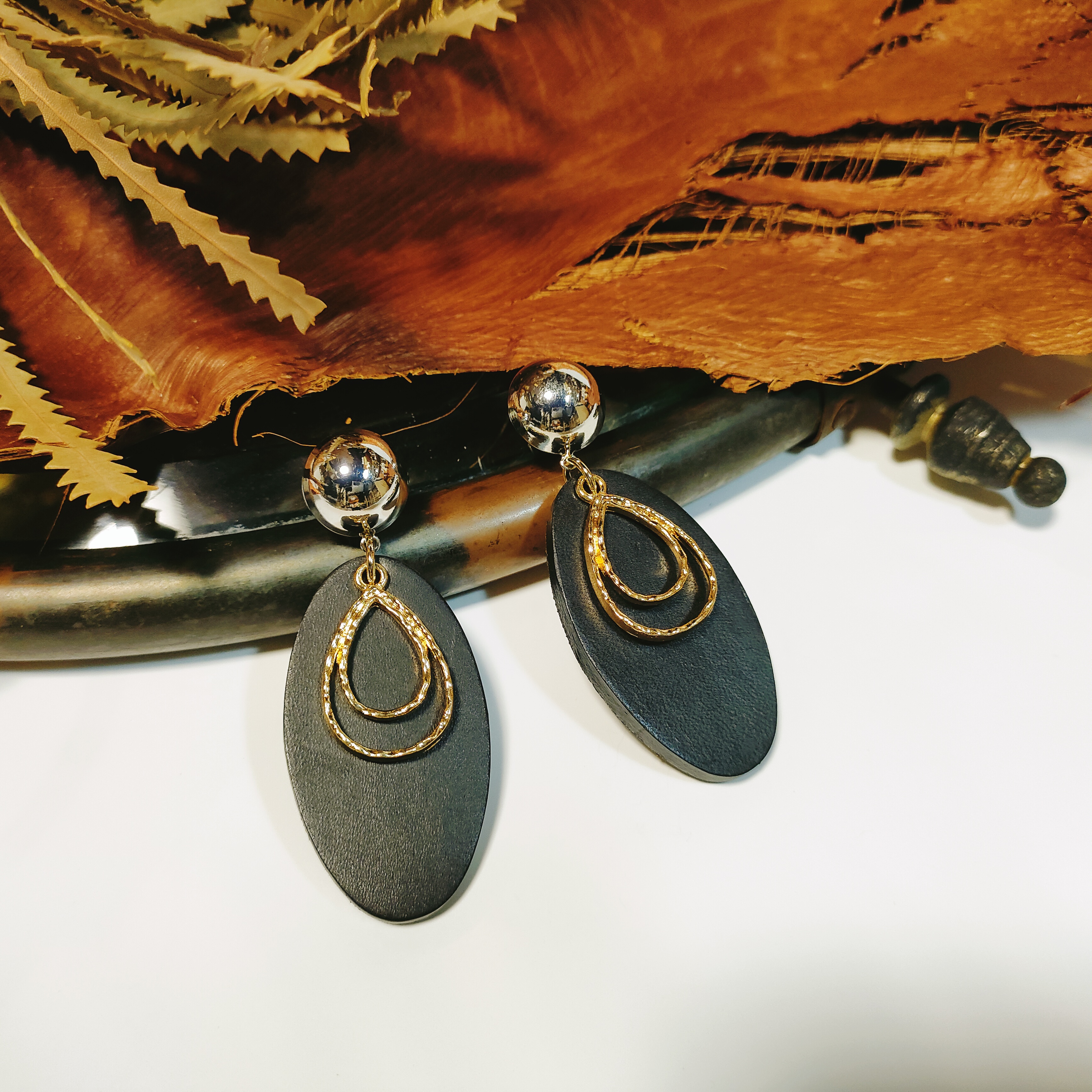 【牛革スムース/ブラック】オーバル型ドロップチャーム ピアス  シルバー×ゴールド(イヤリング変更可)　大ぶりピアス