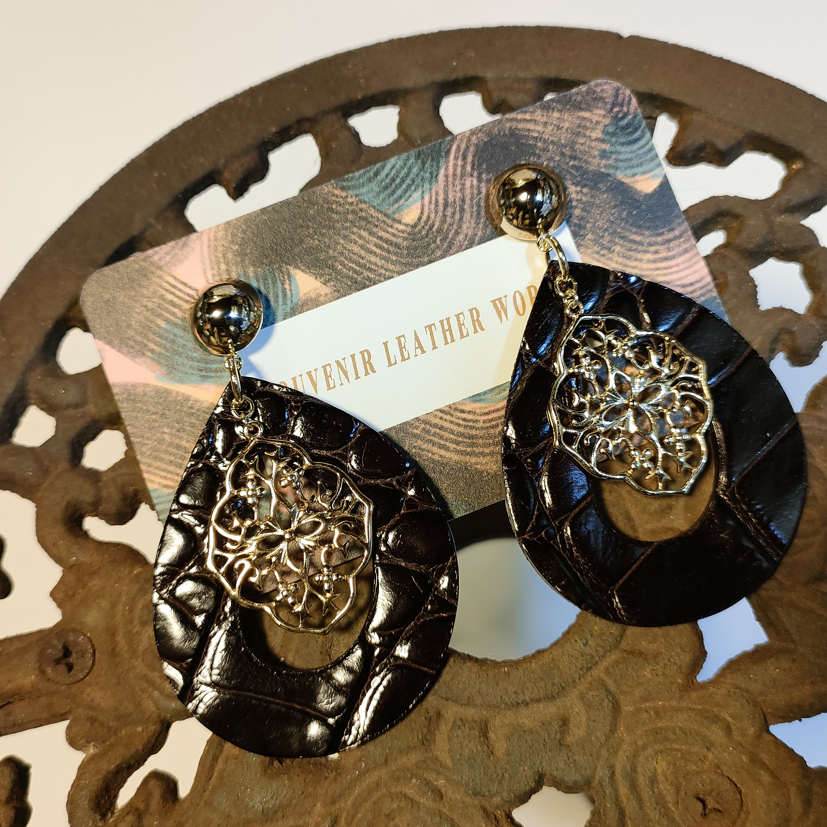 【クロコダイル型押しレザー/ダークブラウン】ドロップ型透かしチャーム ピアス  ゴールド(イヤリング変更可)大ぶりピアス