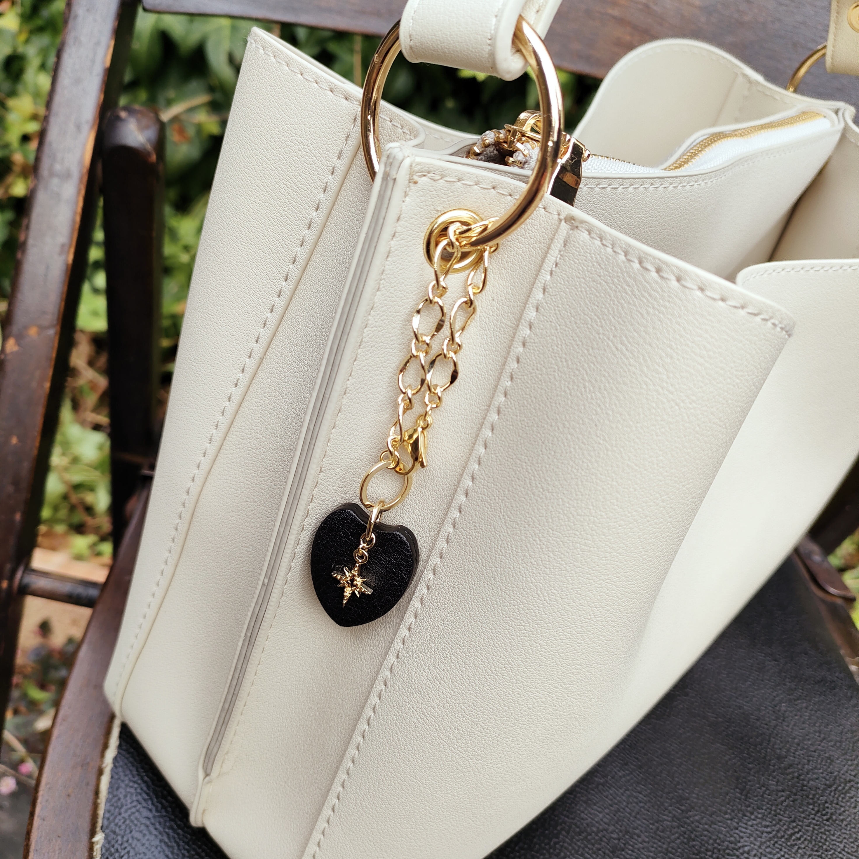 【ゴートレザー(山羊革)/ブラック】ゆるハート型&キラリ/バッグチャーム ゴールド