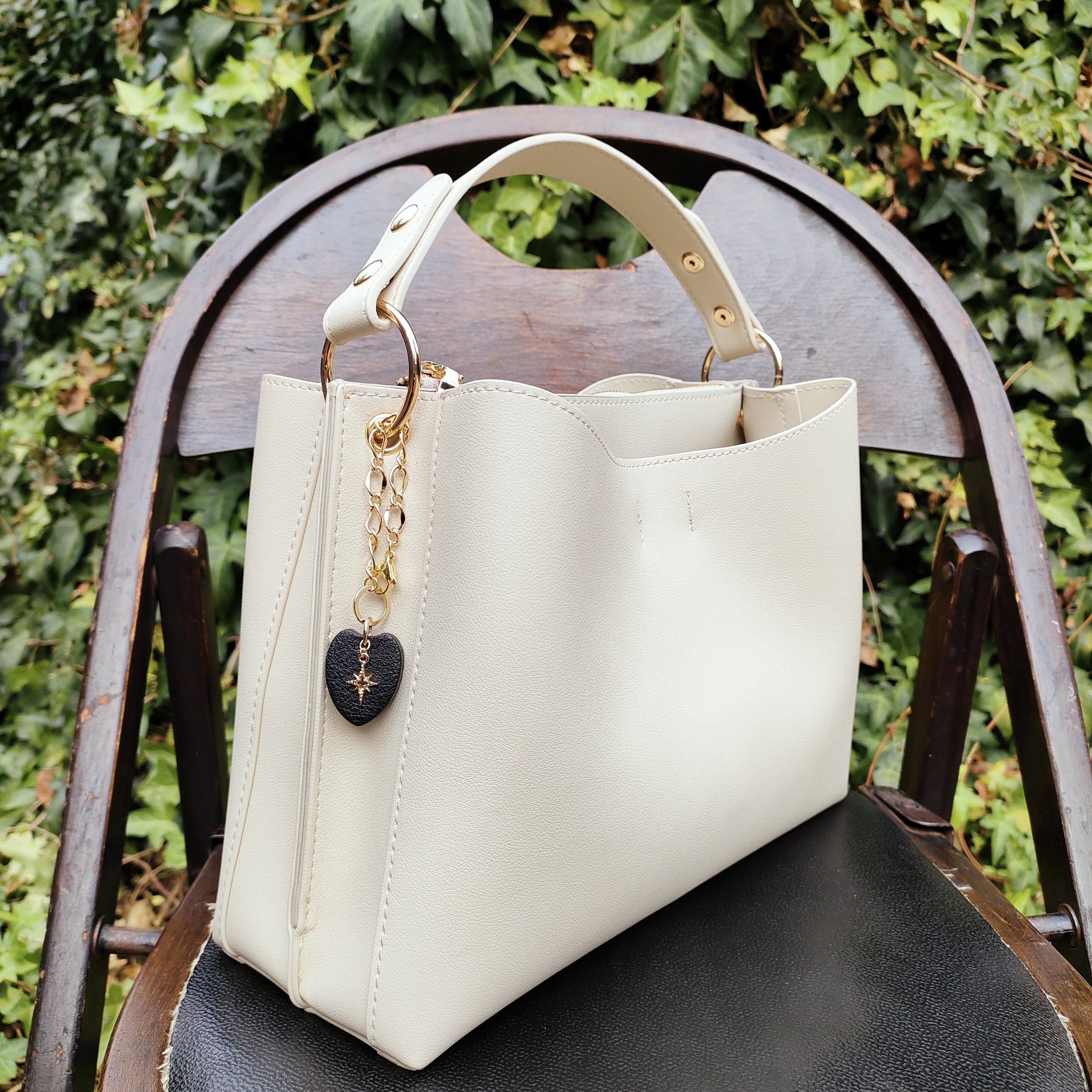 【ゴートレザー(山羊革)/ブラック】ゆるハート型&キラリ/バッグチャーム ゴールド