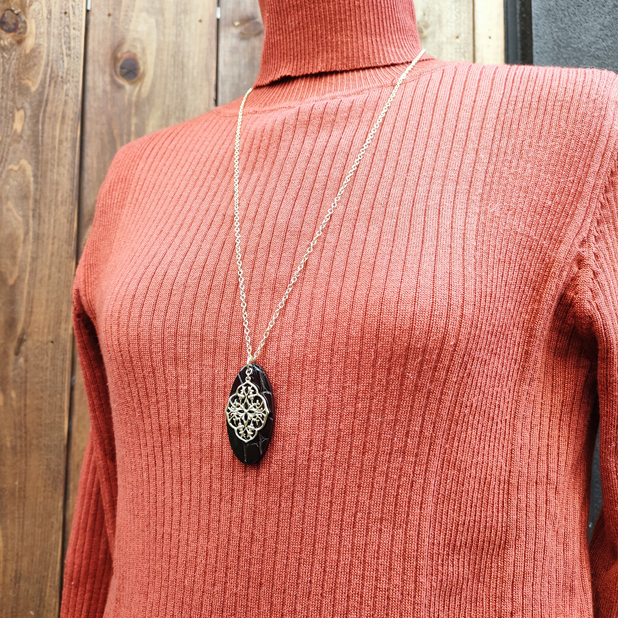 【クロコダイル型押しレザー(牛革)/ダークブラウン】オーバル型&透かし/ ネックレス  ゴールド