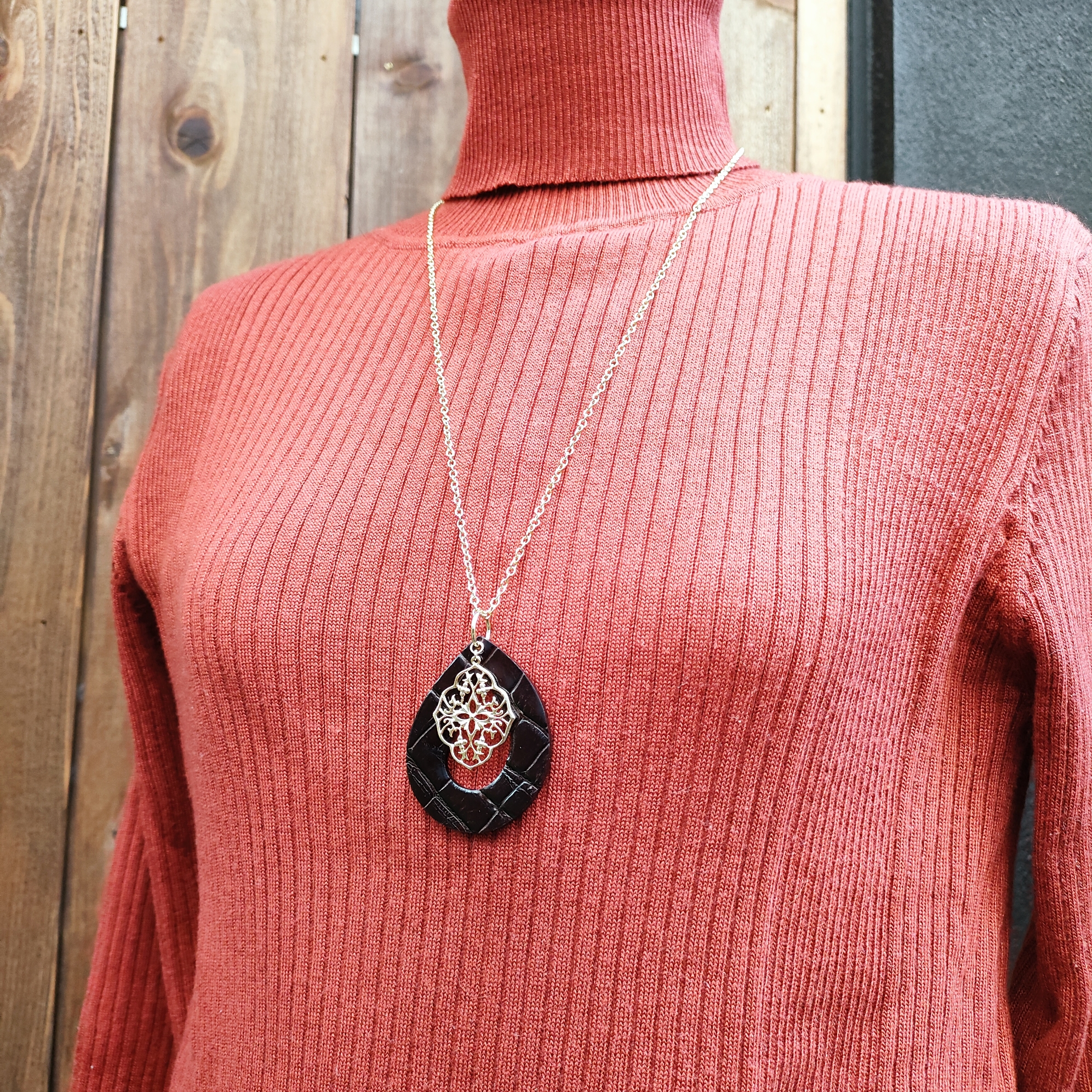 【クロコダイル型押しレザー(牛革)/ダークブラウン】ドロップ型大&透かし/ ネックレス  ゴールド