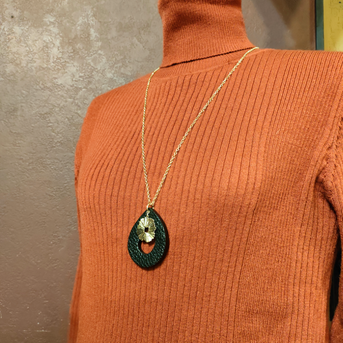 【ゴートレザー(山羊革)/ブラック】ドロップ型大&フラワー/ ネックレス  ゴールド