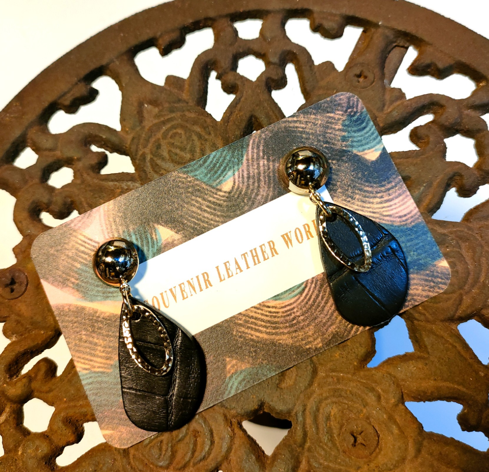 【クロコダイル型押しレザー(牛革)/ブラック】 ドロップ型小/オーバルリングピアス ゴールド(イヤリング変更可)