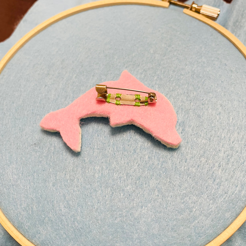 夏の海 ごきげんなイルカ 刺繍ブローチ【受注製作】 ブローチ 手