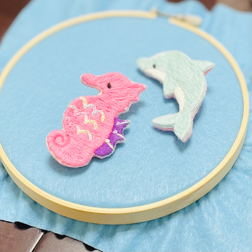 イルカの刺繍ブローチ ブローチ rosycosy.mh 通販｜Creema