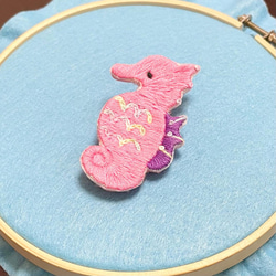 イルカの刺繍ブローチ ブローチ rosycosy.mh 通販 12423544