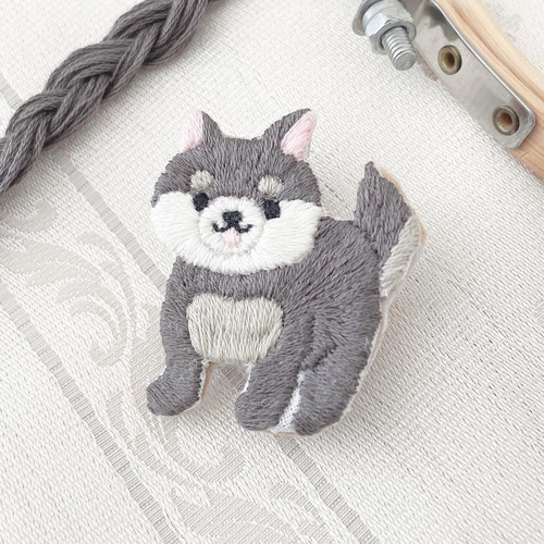 さくらを届けるペンギン 刺繍ブローチ ブローチ mopsi 通販