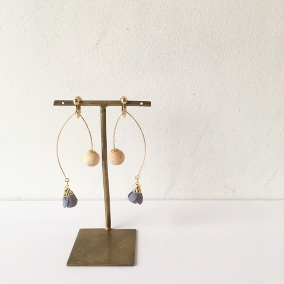 les petites etoiles -crochet WOOD- pierce/earring [GREY] 2枚目の画像