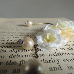 小花とコットンパールのイヤーカフ　（ホワイト）　 2枚目の画像