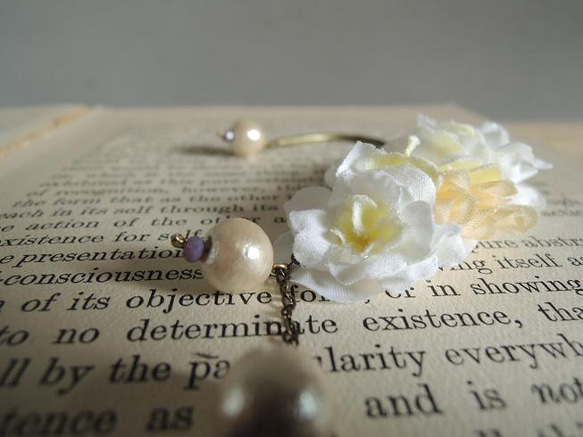 小花とコットンパールのイヤーカフ　（ホワイト）　 2枚目の画像