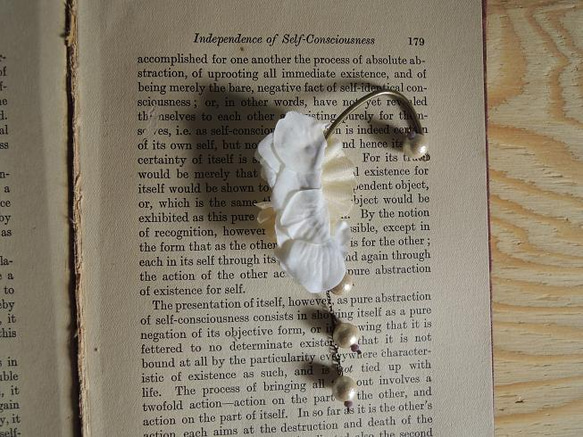 小花とコットンパールのイヤーカフ　（ホワイト）　 3枚目の画像