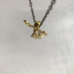 鍵にぶら下がる白猫の王様 3枚目の画像