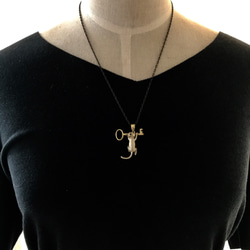 鍵にぶら下がる白猫の王様 7枚目の画像