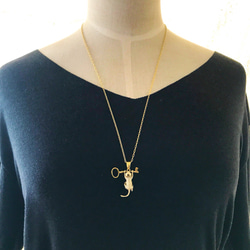 鍵にぶら下がる白猫の王様 5枚目の画像