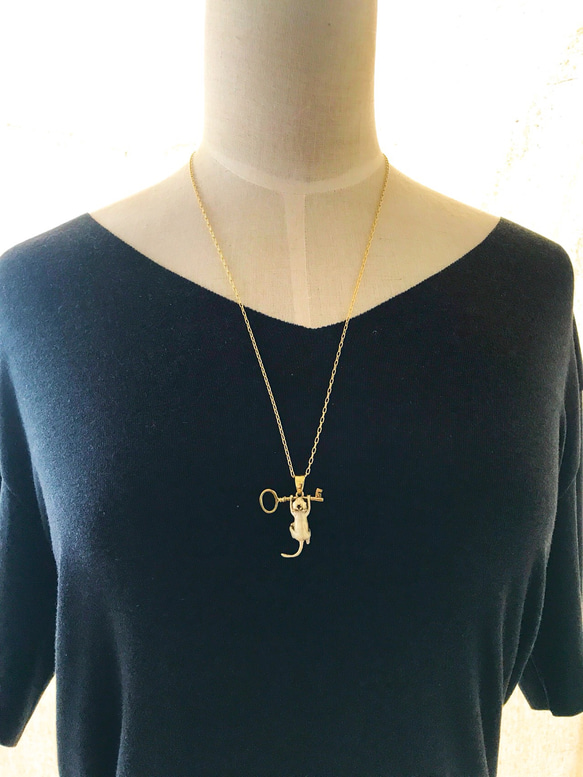 鍵にぶら下がる白猫の王様 5枚目の画像