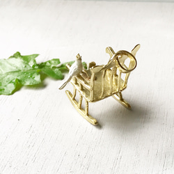 揺れるロッキングチェアーに止まる小鳥。。。 3枚目の画像