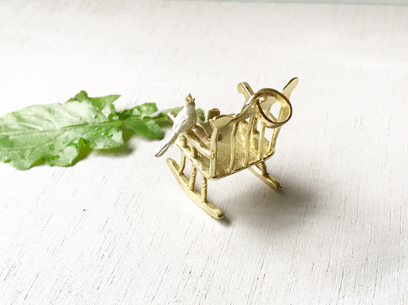 揺れるロッキングチェアーに止まる小鳥。。。 3枚目の画像