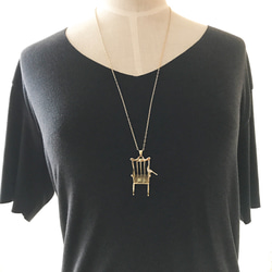 揺れるロッキングチェアーに止まる小鳥。。。 4枚目の画像