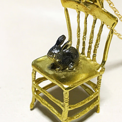 椅子の上で佇むウサギ 2枚目の画像