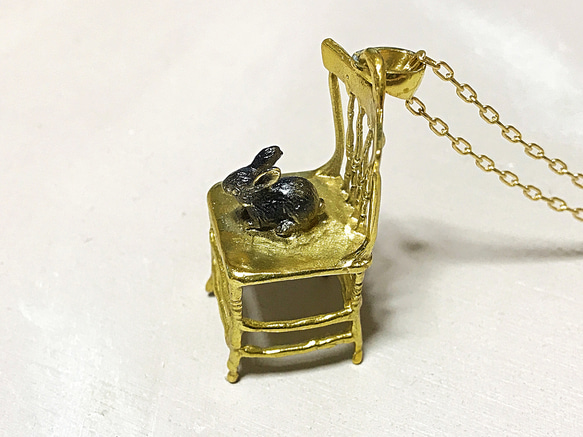 椅子の上で佇むウサギ 3枚目の画像