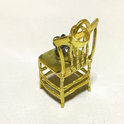 椅子の上で佇むウサギ 4枚目の画像