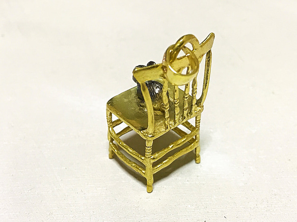 椅子の上で佇むウサギ 4枚目の画像