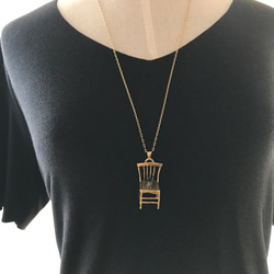 椅子の上で佇むウサギ 5枚目の画像